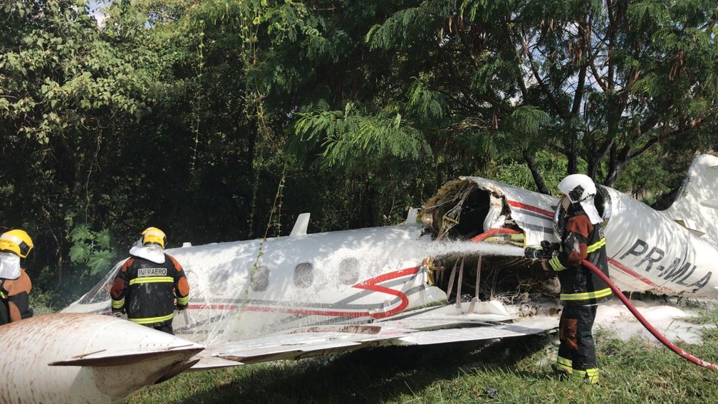 Aeronave cai no Aeroporto da Pampulha em Belo Horizonte — Foto: Corpo de Bombeiros