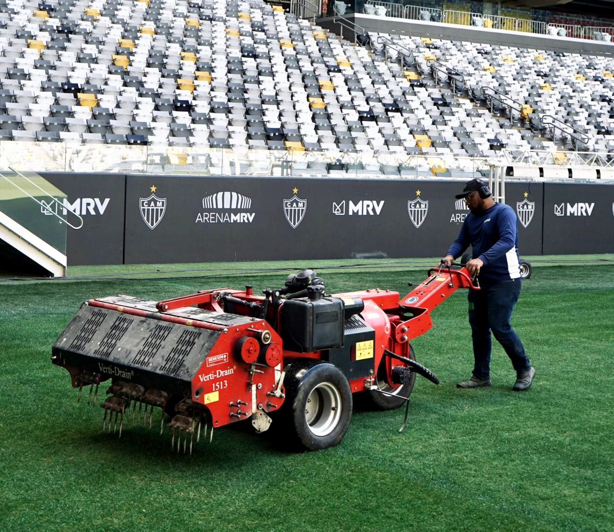 Atlético já realizou outra troca de gramado na Arena MRV neste ano
Foto: Pedro Click/Galo