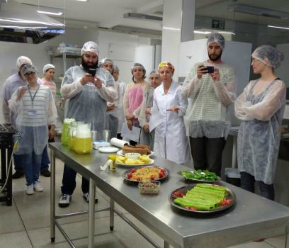 Os participantes tiveram a oportunidade de desenvolver receitas com aproveitamento integral dos alimentos, utilizando os Pancs como ingredientes culinários (Foto: Rosane Souza) 