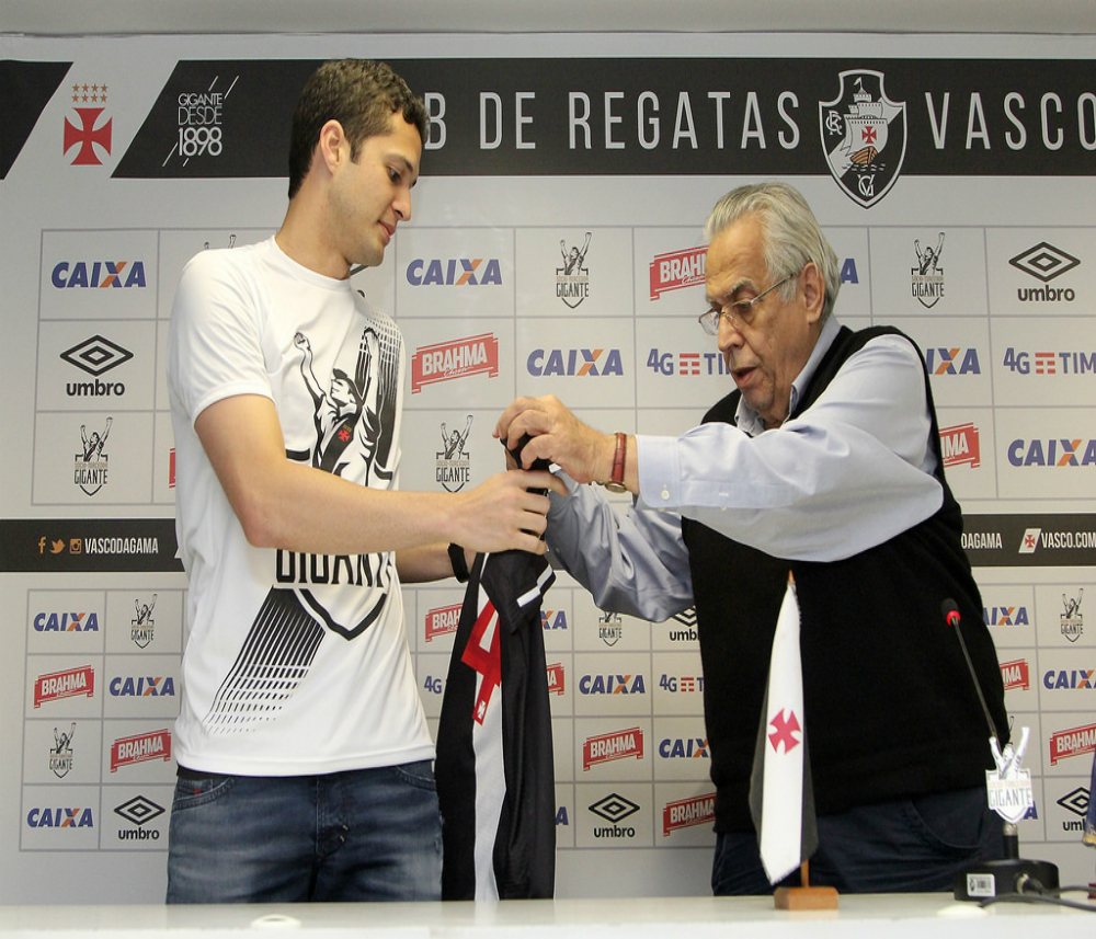 Anderson recebe a camisa do presidente Eurico Miranda (Fotos: Paulo Fernandes/Vasco.com.br)
