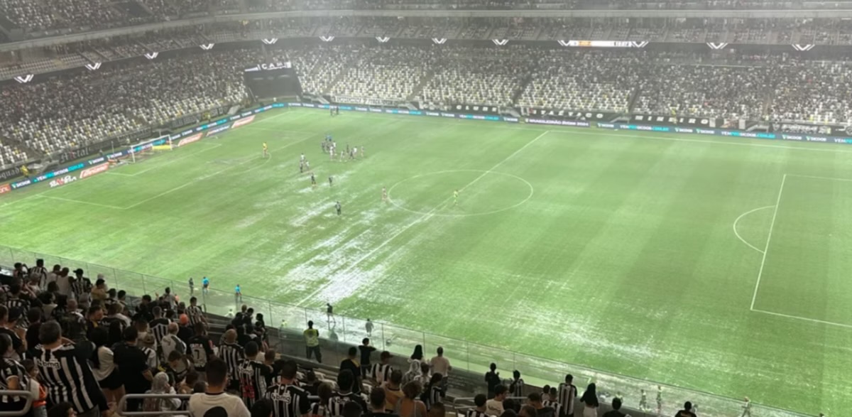 Gramado da Arena MRV foi bastante afetado pela forte chuva que caiu em BH no sábado (26)
Foto: Pedro Faria/ O TEMPO