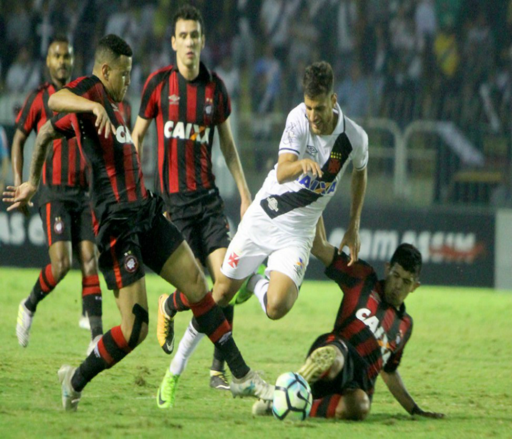 Em ritmo intenso, o primeiro tempo do confronto foi marcado pela forte marcação aplicada pelas duas equipes (Créditos: Site oficial do Vasco)