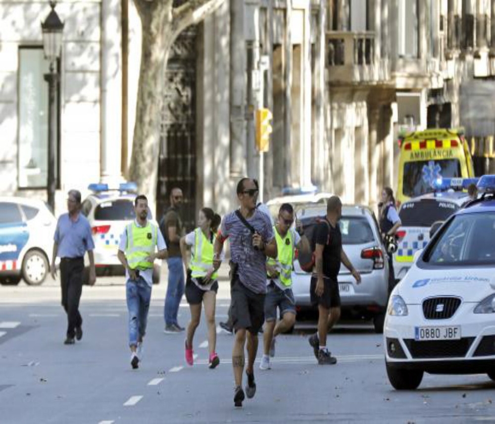 Terroristas atropela pedestres no centro de Barcelona (Andreu Dalmau/Agência Lusa/EPA/Direitos reservados)