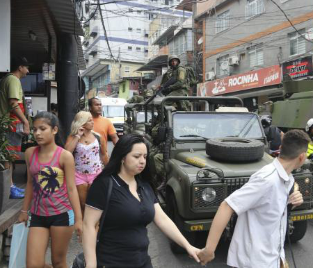 Forças Armadas garantem a segurança na favela da Rocinha. Algumas escolas da zona sul do Rio suspenderam aulas por falta de segurança (Vladimir Platonow/Agência Brasil)