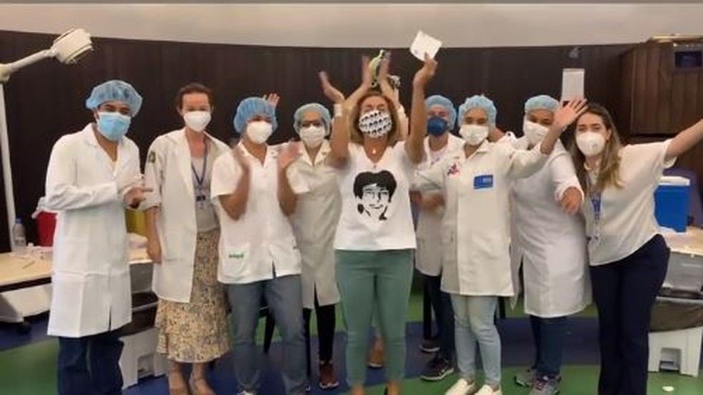 Cissa Guimarães com a equipe do posto onde foi vacinada, no Rio — Foto: Reprodução Instagram