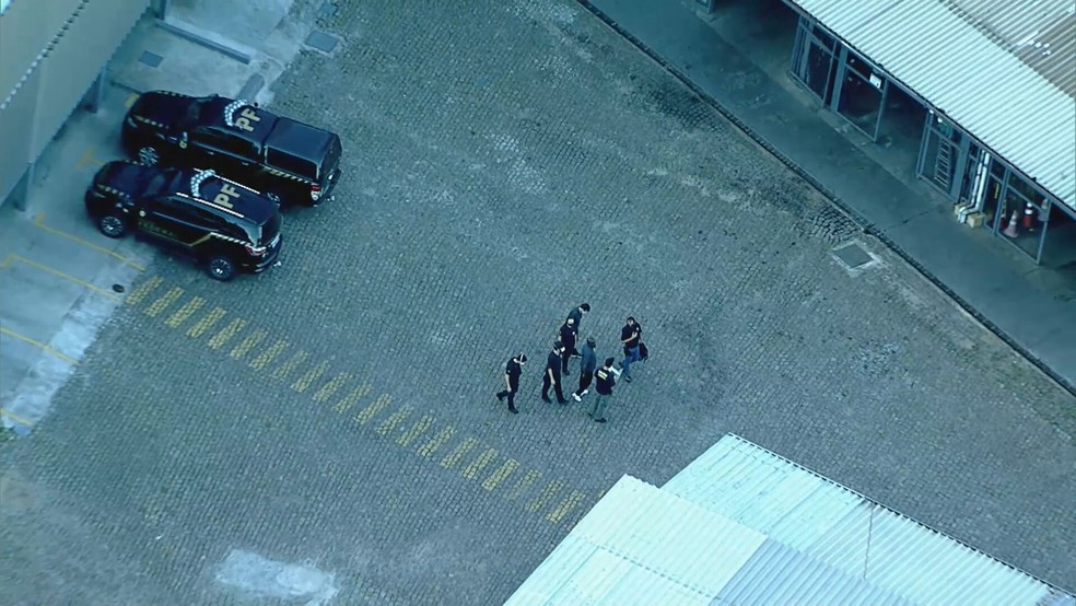 Policiais federais fazem buscas na garagem da SARITUR - Foto Reprodução TV Globo