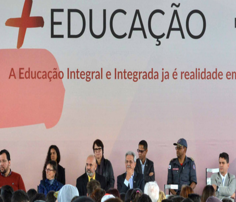 A secretária de Estado de Educação, Macaé Evaristo, lançou o programa em uma escola de Brumadinho (Carlos Alberto/Imprensa MG)