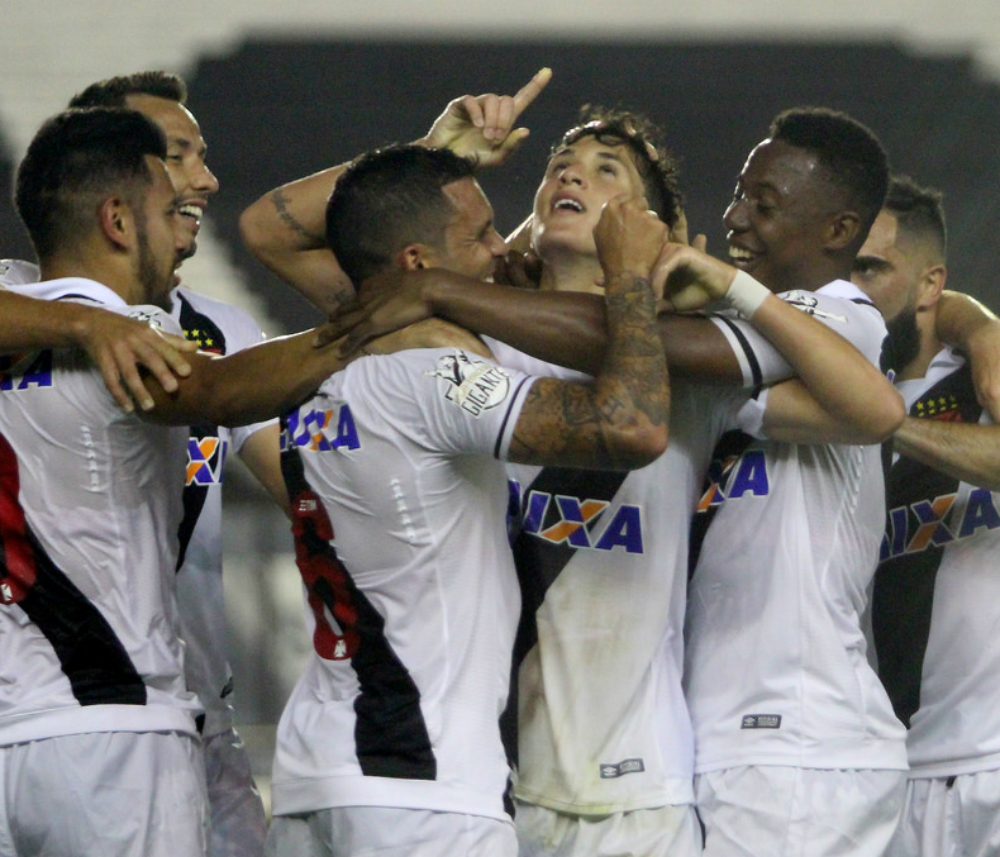 Mateus Vital é abraçado pelos companheiros após marcar- (Foto: Paulo Fernandes/Vasco.com.br)