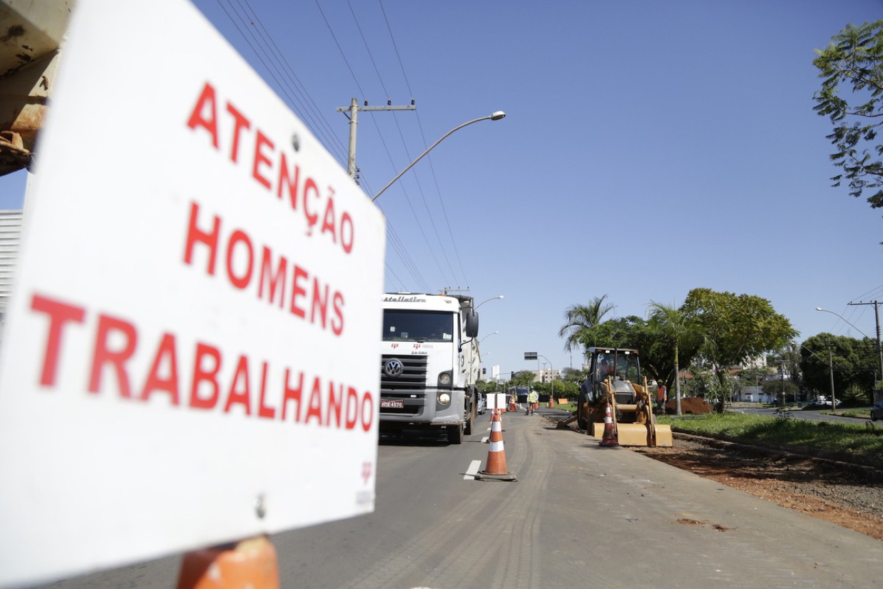 Obras são feitas em vários pontos da avenida. Foto: Fernanda Borges/Prefeitura de Uberaba.