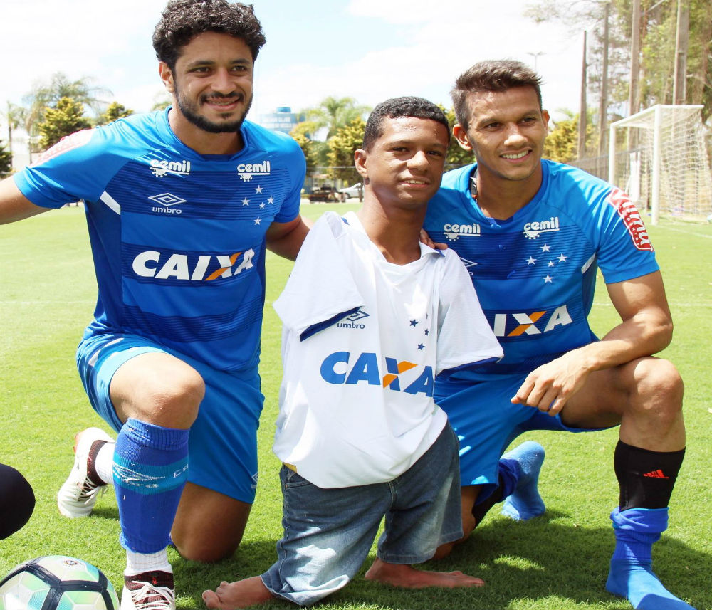 O paratleta Gabriel Araújo visitou a Toca II e conheceu os jogadores do Cruzeiro