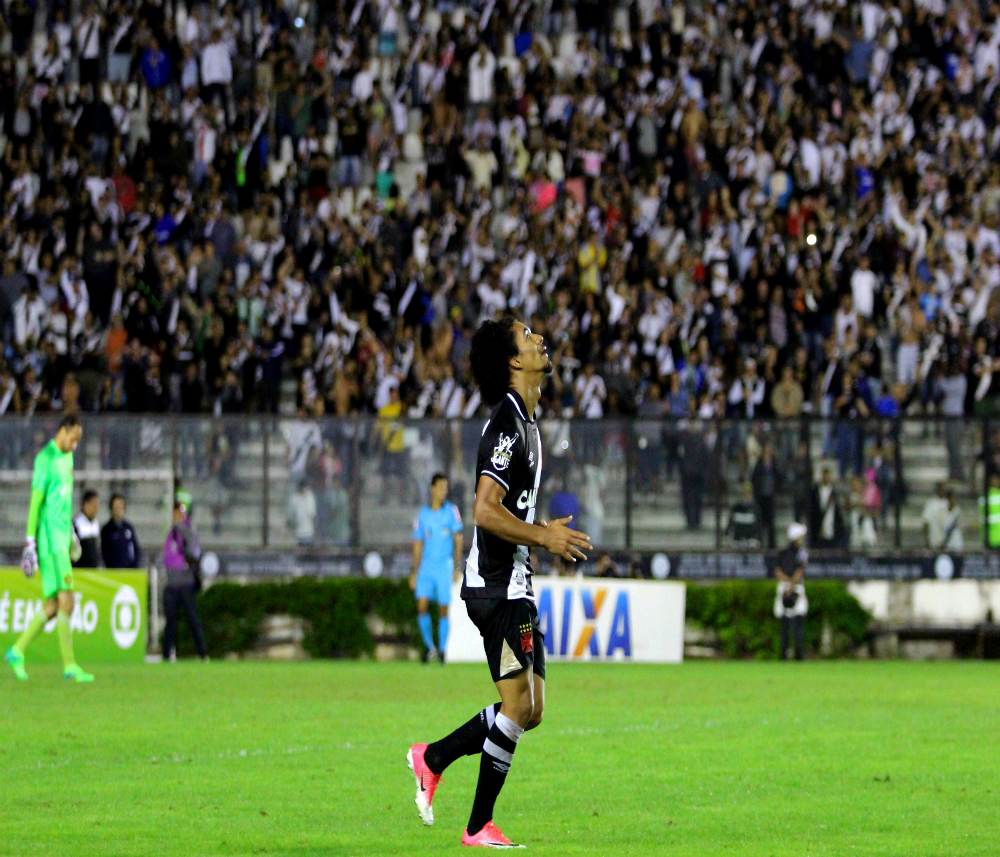 Douglas em momento de alegria em São Januário (Foto: Carlos Gregório Jr/Vasco.com.br)