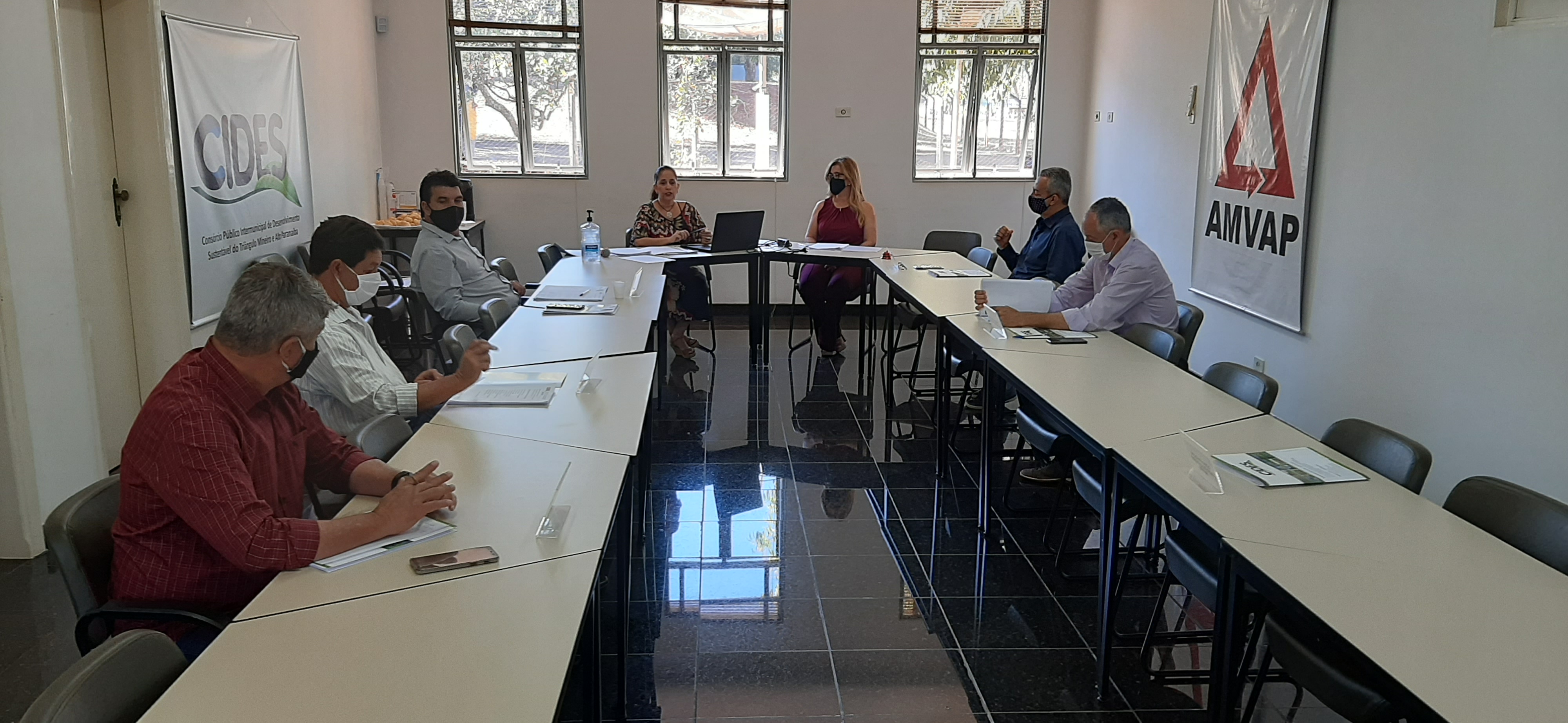 Prefeitos dos municípios que compõe a AMVAP se reuniram na sede do CIES. Foto: Ascom.