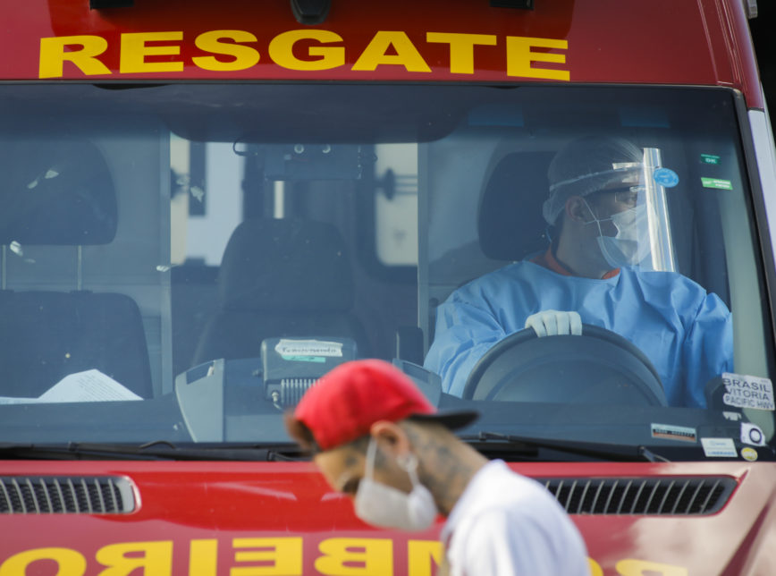 Movimentação de ambulâncias, pacientes, enfermeiros, bombeiros e socorristas no Hospital Regional da Asa Norte, local de referência para pacientes com a covid-19