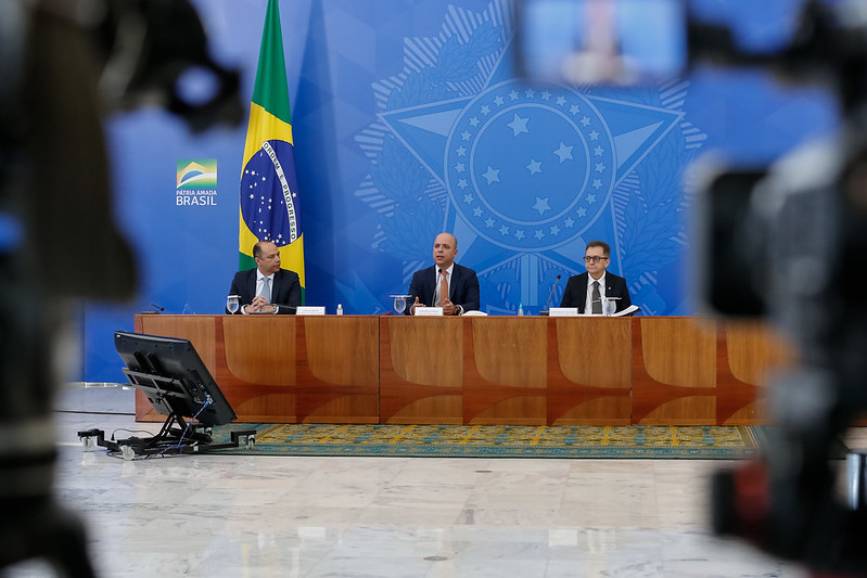 Da dir. para esq.: o secretário especial de Produtividade, Emprego e Competitividade do Ministério da Economia, Carlos da Costa; o secretário especial da Receita Federal, José Toses; e o vice-presidente do Banco do Brasil, Carlos Motta