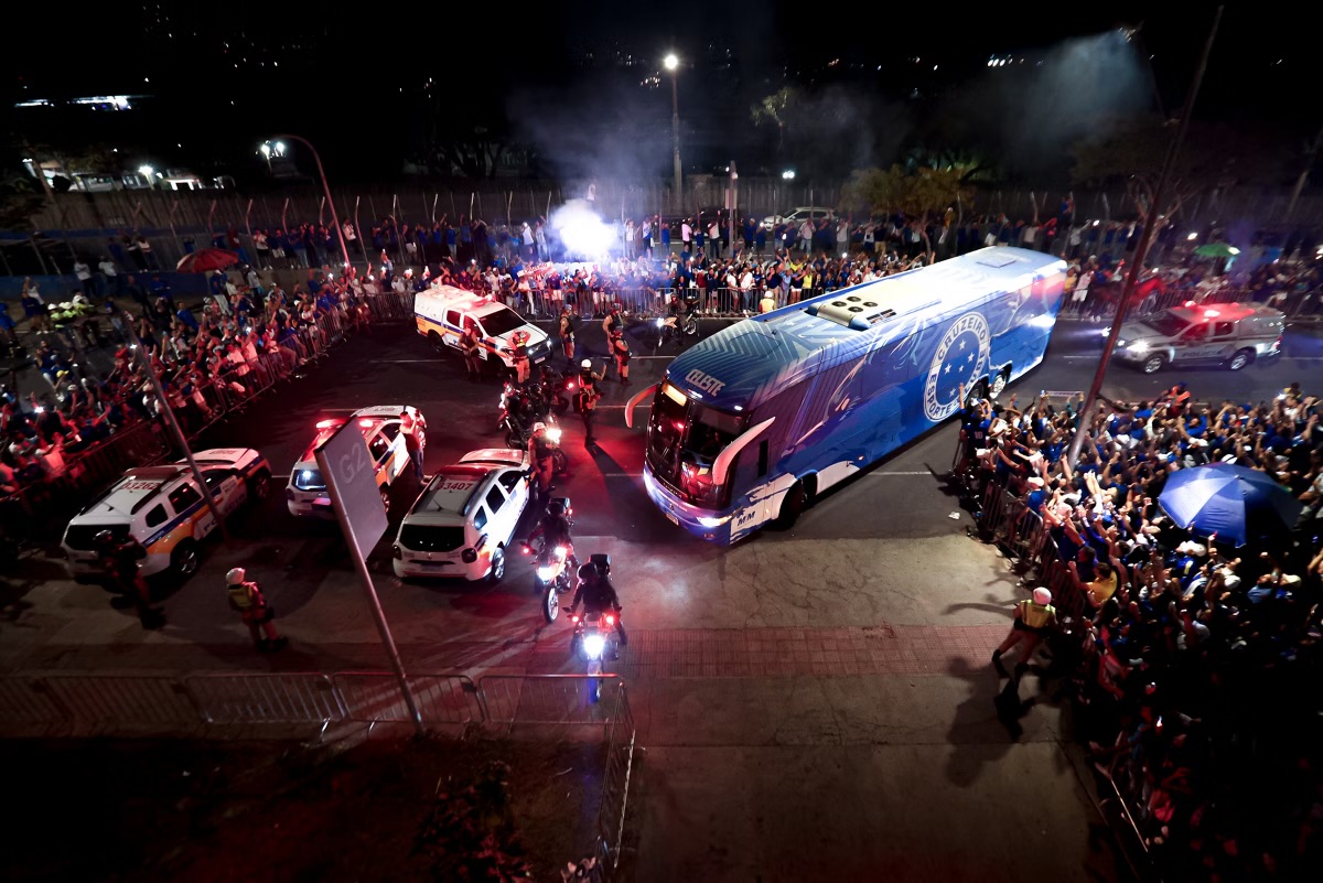 Ônibus do Cruzeiro é recepcionado em chegada ao Mineirão
Foto: Gustavo Martins/Cruzeiro