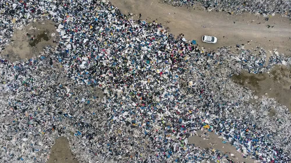 Vista aérea de lixão de roupas em Alto Hospicio, no Chile — Foto: Martin Bernetti/AFP