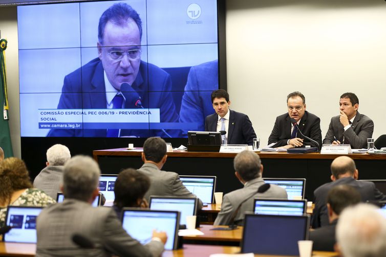 A expectativa é que a fase de debates na comissão se encerre ainda hoje 