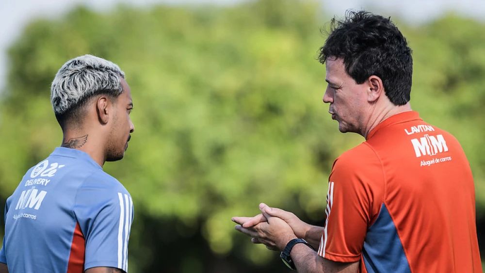 Fernando Diniz e Matheus Pereira.jpg
Diniz tenta sua primeira vitória desde que assumiu o comando do Cruzeiro

Foto: Gustavo aleixo