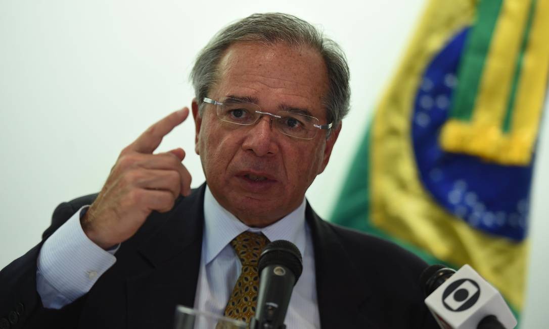 Com o prolongamento da crise, Guedes admite liberar mais dois pagamentos, mas, diante da penúria das contas públicas, quer limitar cada um a R$ 300