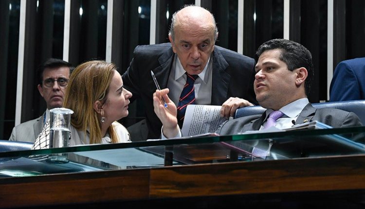 Daniella Ribeiro (PP-PB), José Serra (PSDB-SP) e Davi Alcolumbre (DEM-AP) Agência Senado .