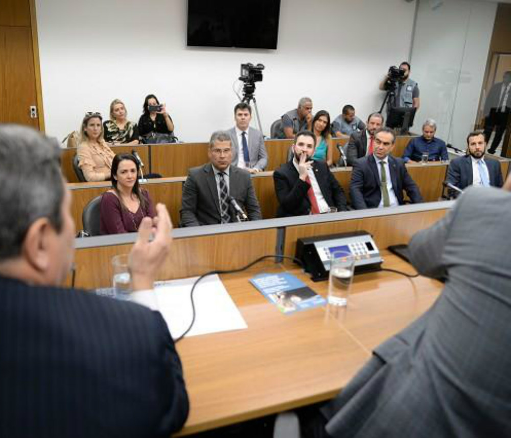 Defensores públicos participaram da reunião da Comissão de Administração Pública que aprovou parecer favorável ao PL 4.048/17 (Foto: Guilherme Dardanhan/ALMG)