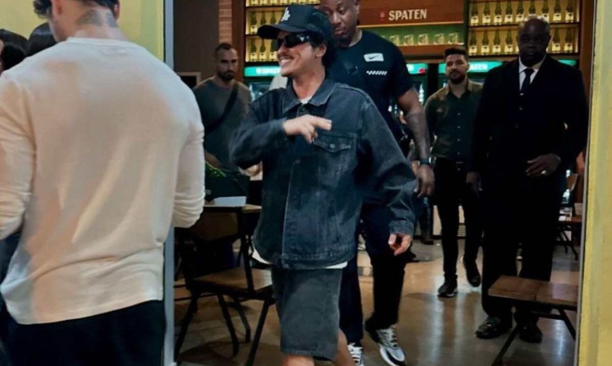 Bruno Mars, o "Bruninho", saindo do Tizé, bar de BH