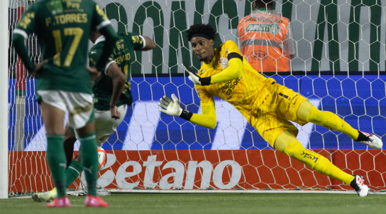 Goleiro Hugo Souza brilhou no clássico e garantiu o empate para o Corinthians