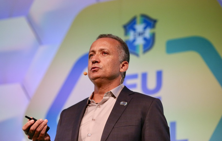 Alicio palestrando no evento “Somos Futebol” em 2019. Foto: Laís Torres/CBF.