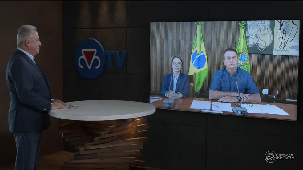 Presidente da ABCZ, Rivaldo Júnior, com a ministra Tereza Cristina e o presidente do Brasil Jair Bolsonaro durante evento online neste sábado (1º) — Foto: Reprodução/ABCZ TV