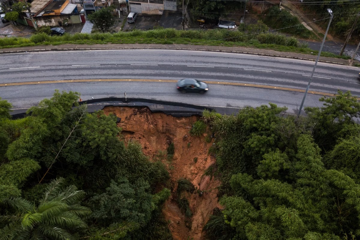 Cratera na MGC-262, em Sabará, aumentou de tamanho e é um ponto de atenção no trânsito
Foto: Flávio Tavares / Jornal O Tempo Cratera na MGC-262, em Sabará, aumentou de tamanho e é um ponto de atenção no trânsito
Foto: Flávio Tavares / Jornal O Tempo