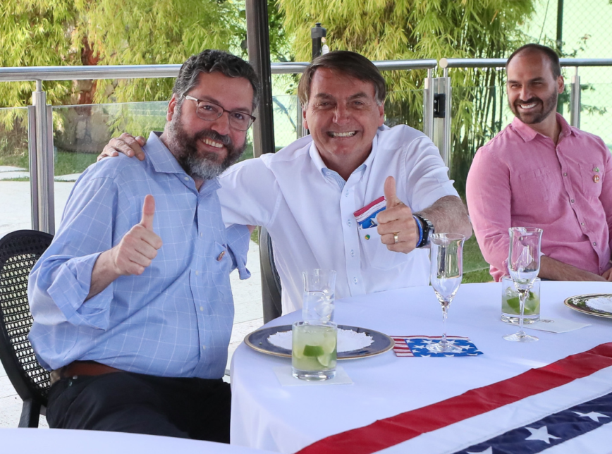 O ministro Ernesto Araújo (esq.) é u, dos que encontrou o presidente sem usar a máscara de proteção; na foto, os dois comemoram o 244º Aniversário da Independência dos Estados Unidos, em 4 de julho.