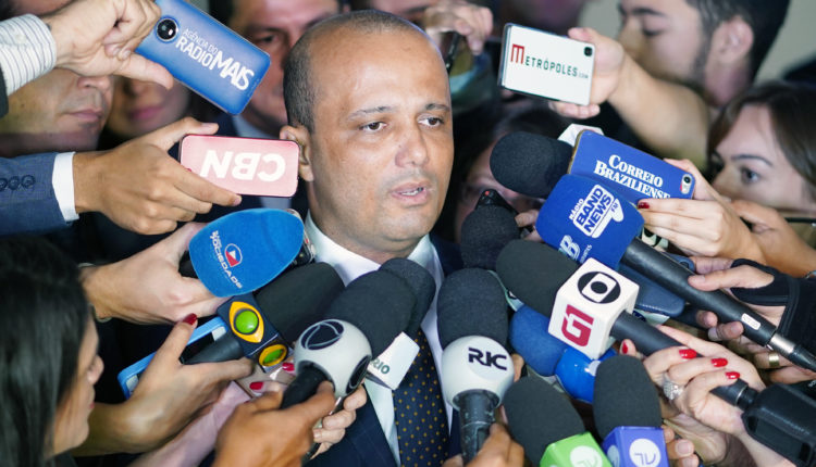 Líder do governo na Câmara, Major Vitor Hugo (PSL-GO) quer aprovar MP 870 sem modificações que desagradaram partido