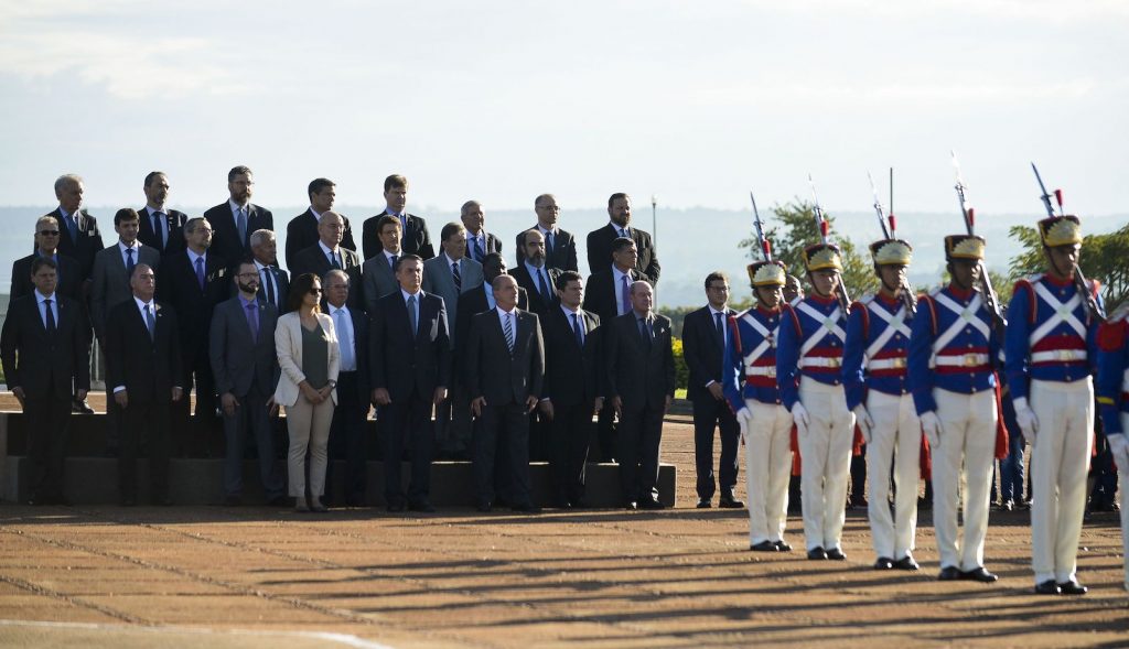 O Presidente da República, Jair Bolsonaro, a primeira dama , Michele Bolsonaro e ministros de Estado participam da cerimônia de hasteamento da Bandeira Nacional, na área externa do Palácio da Alvorada. Foto: Marcelo Casal Jr/ABr