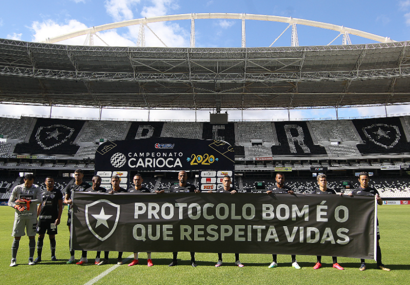 Contra a Cabofriense, os jogadores do Botafogo entraram com uma faixa em protesto ao retorno do Campeonato. Foto: Divulgação/Botafogo.