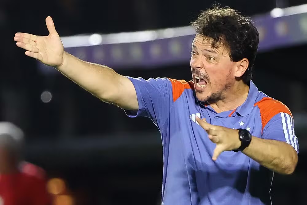 Fernando Diniz, técnico do Cruzeiro, durante o jogo contra o Bragantino — Foto: Joisel Amaral/AGIF