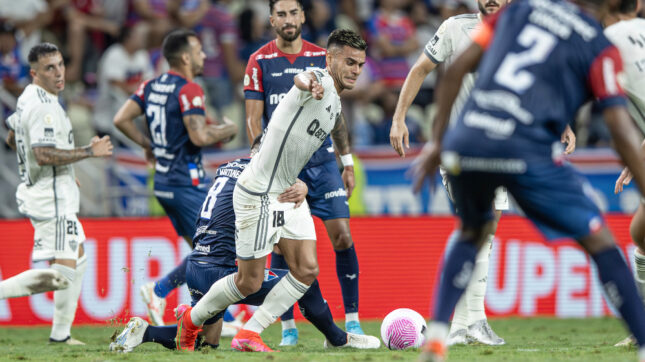 Fausto Vera em ação pelo Atlético diante do Fortaleza
(foto: Pedro Souza/Atlético)
