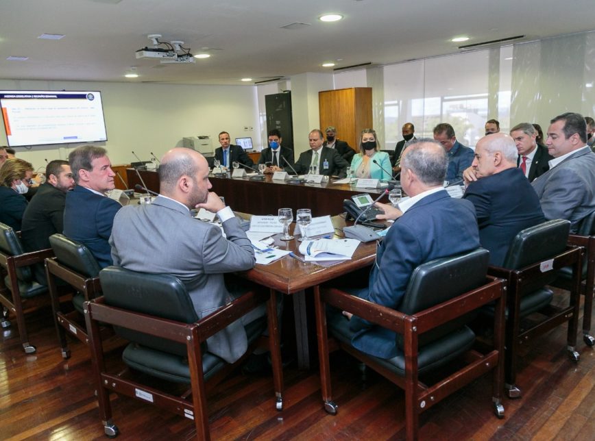 O ministro Luiz Eduardo Ramos coordenou uma reunião com líderes e vice-líderes da Câmara, do Senado e do Congresso