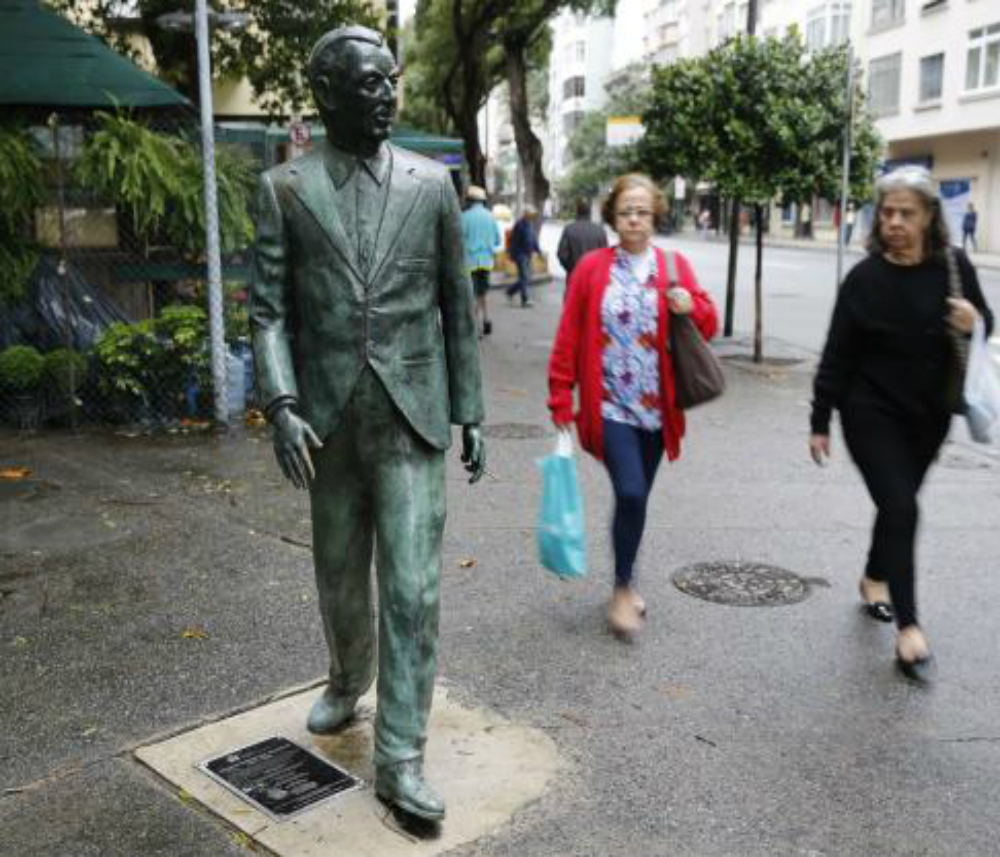 Estátua em homenagem a Nelson Rodrigues na Praça Manoel Campos da Paz, em Copacabana (Fernando Frazão/Agência Brasil)