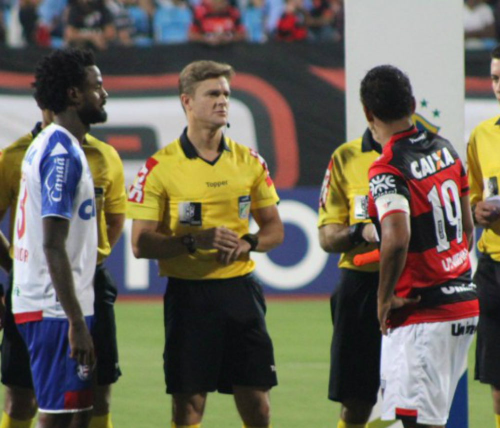  Tricolor de Aço e  Dragão na disputa de campo e bola