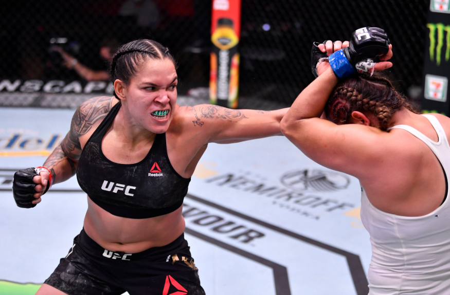 A baiana venceu por decisão unânime dos árbitros. Foto: Reprodução/UFC.