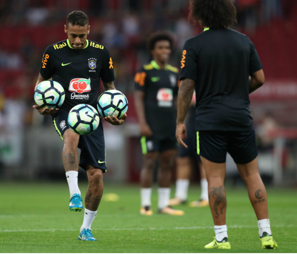 Neymar e Marcelo trocam passes em pré-treino antes do jogo