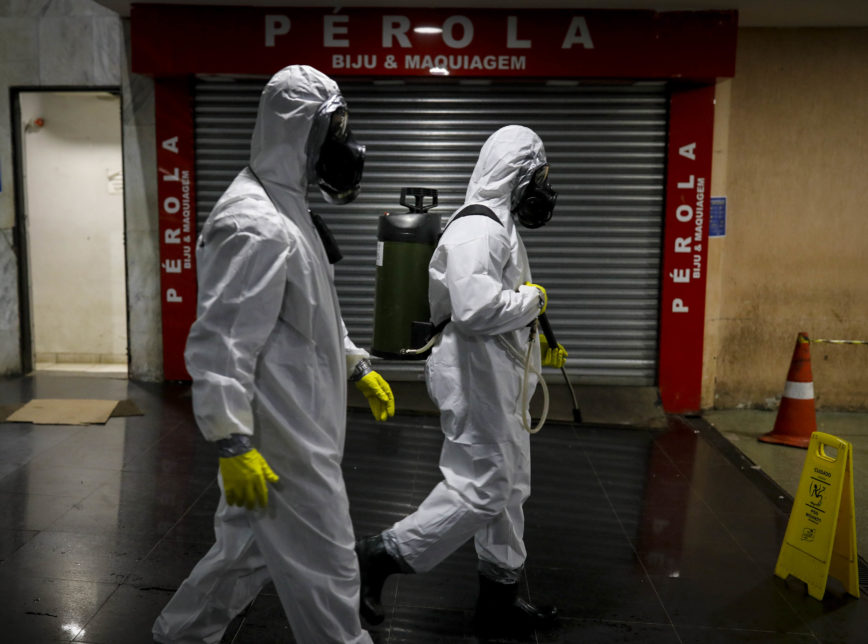 Soldados do Exército desinfetam metrô de Brasília, durante a pandemia de coronavírus