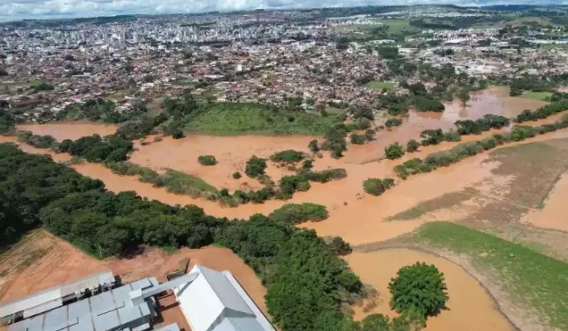 Moradores de Patos de Minas próximo as margens do Rio Paranaíba sofrem há vários anos com enchentes