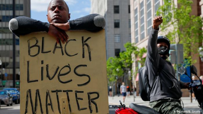 "Vidas negras importam": manifestante segura cartaz em protesto pela morte de George Floyd em Boston